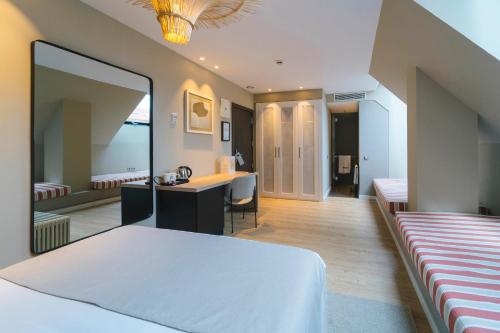 Habitación Superior con cama supletoria del hotel Barceló Oviedo Cervantes. Foto 7