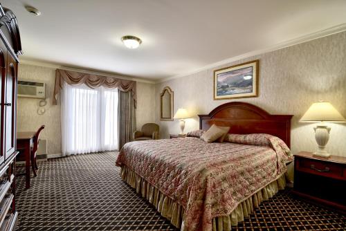 Habitación doble deluxe con cama grande y balcón del hotel Roosevelt Inn & Suites Saratoga Springs. Foto 3