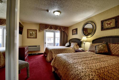 Suite con vistas al césped - Cama extragrande del hotel Roosevelt Inn & Suites Saratoga Springs. Foto 1