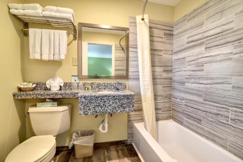 Habitación Doble con vistas al césped del hotel Roosevelt Inn & Suites Saratoga Springs. Foto 1