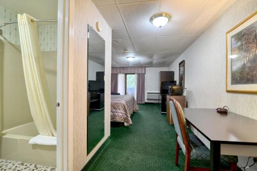 Habitación con cama extragrande y vistas al patio del hotel Roosevelt Inn & Suites Saratoga Springs. Foto 1