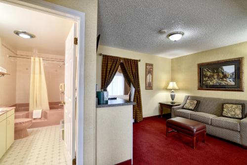 Suite con vistas al césped - Cama extragrande del hotel Roosevelt Inn & Suites Saratoga Springs. Foto 5