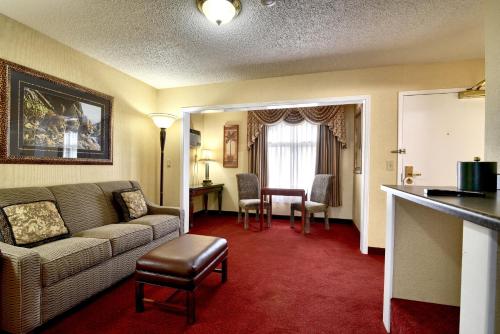 Suite Doble con vistas al césped del hotel Roosevelt Inn & Suites Saratoga Springs. Foto 1