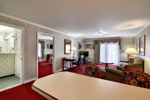 Suite Executive con balcón del hotel Roosevelt Inn & Suites Saratoga Springs. Foto 4