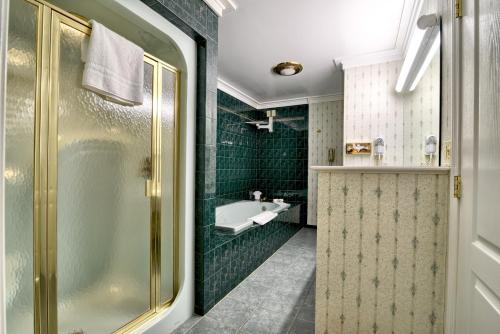 Suite Executive con balcón del hotel Roosevelt Inn & Suites Saratoga Springs. Foto 6