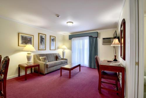 Suite Executive con cama extragrande - Edificio principal de la oficina del hotel Roosevelt Inn & Suites Saratoga Springs