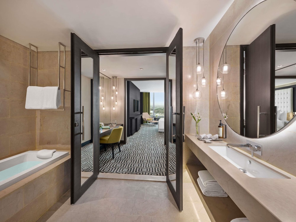 Suite de negocios, 1 cama Queen con sofá cama del hotel Fairmont Riyadh. Foto 4