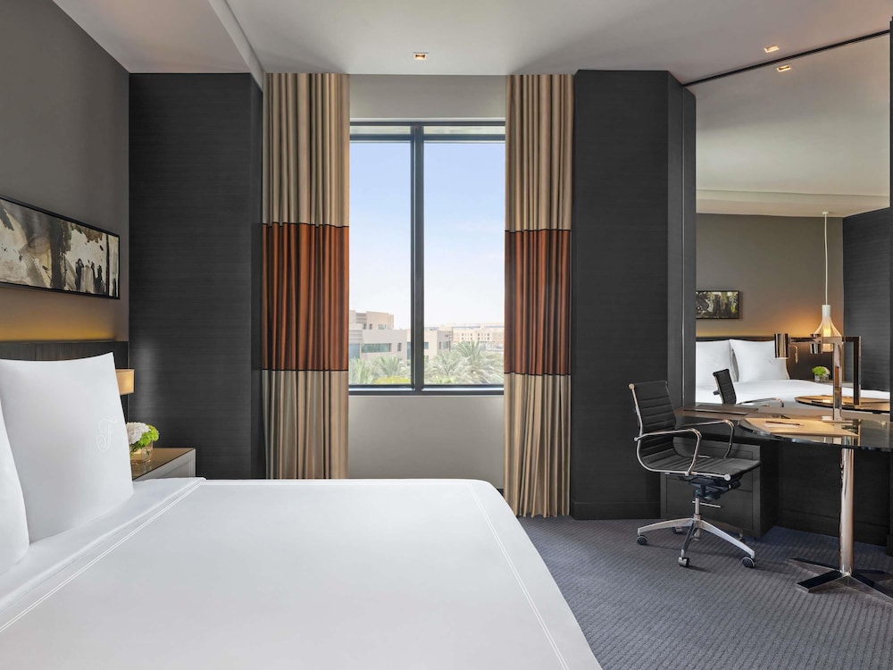 Suite junior, 2 camas de matrimonio del hotel Fairmont Riyadh. Foto 5