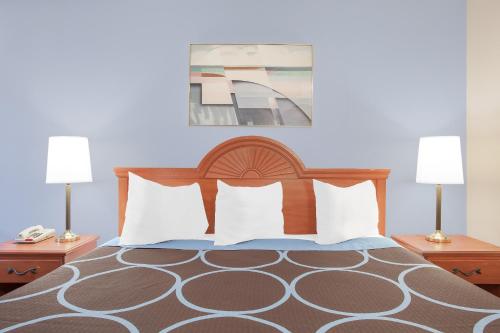 Habitación con bañera adaptada para personas con movilidad reducida - No fumadores - 1 cama extragrande del hotel Super 8 By Wyndham Middletown