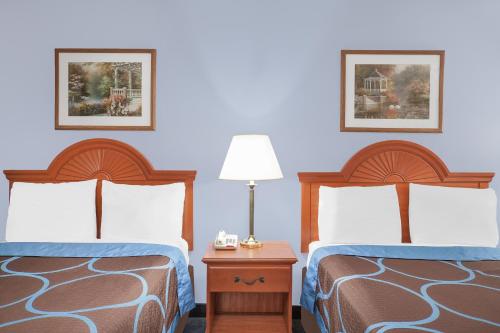 Habitación Doble con 2 camas dobles - No fumadores del hotel Super 8 By Wyndham Middletown. Foto 1