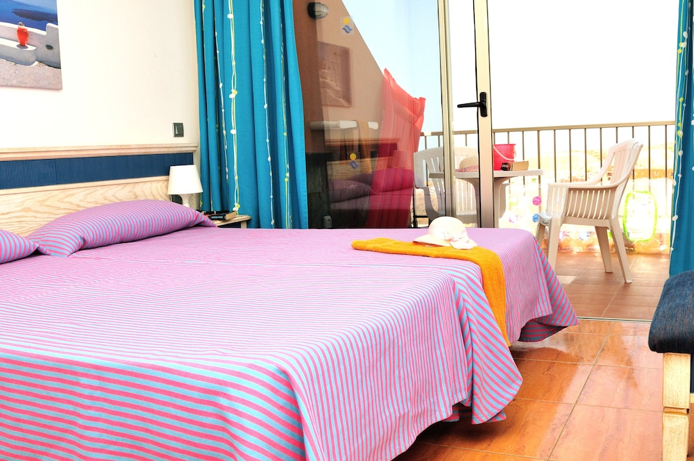 Apartamento superior, 2 habitaciones, vistas parciales al mar del hotel Balcón Del Mar. Foto 8