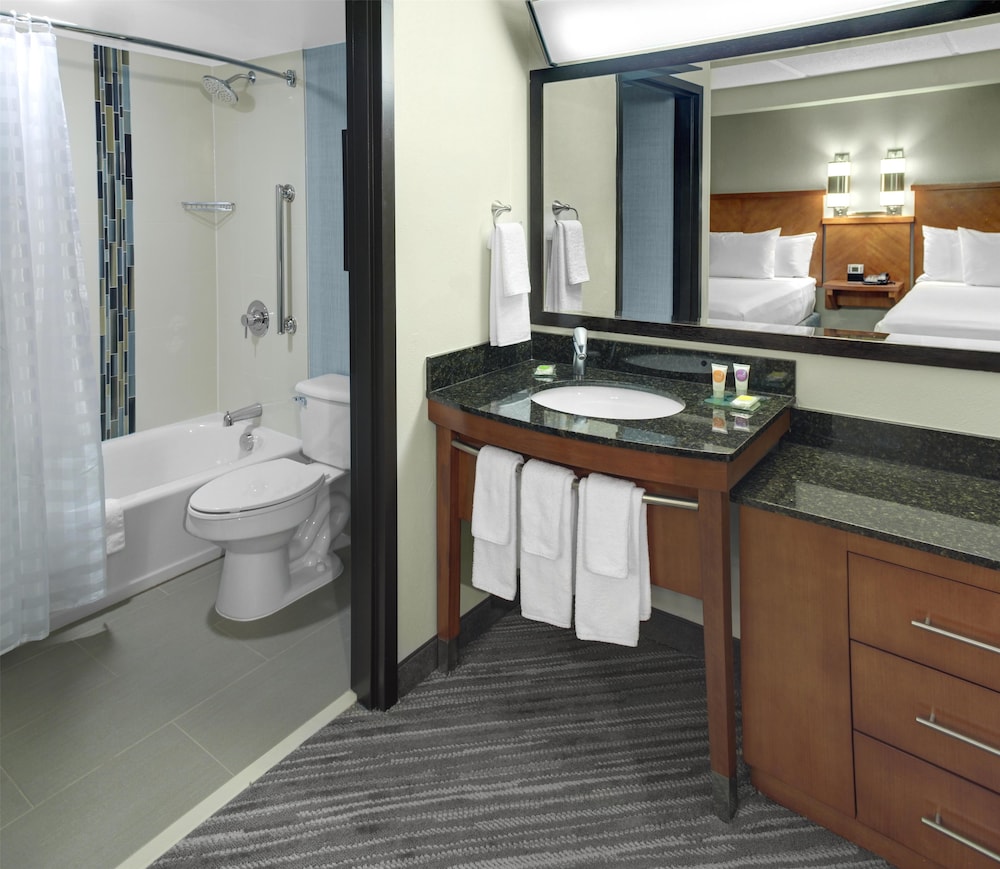 Dos camas dobles especiales (con sofá - cama) del hotel Hyatt Place Detroit/livonia. Foto 3