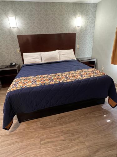 Habitación con cama extragrande del hotel Atlantic Motor Inn. Foto 1
