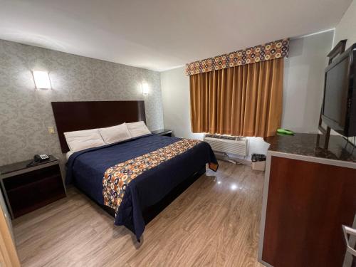 Habitación con cama extragrande del hotel Atlantic Motor Inn. Foto 2