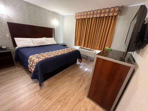 Habitación con cama extragrande del hotel Atlantic Motor Inn. Foto 5