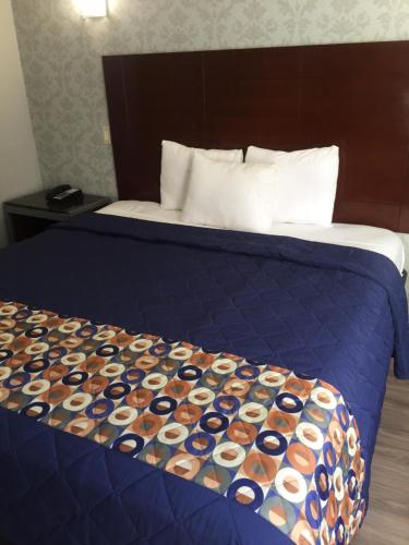 Habitación con cama grande del hotel Atlantic Motor Inn. Foto 4