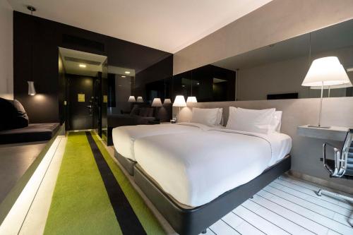 Twin Patio View Room with Balcony del hotel Doubletree By Hilton Lisbon - Fontana Park. Foto 2
