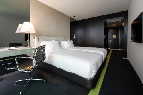 Twin Patio View Room with Balcony del hotel Doubletree By Hilton Lisbon - Fontana Park. Foto 4