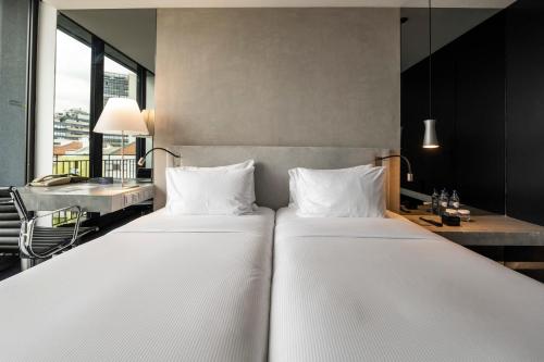 Twin Patio View Room with Balcony del hotel Doubletree By Hilton Lisbon - Fontana Park. Foto 6