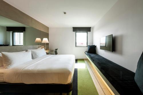 Habitación con cama extragrande del hotel Doubletree By Hilton Lisbon - Fontana Park. Foto 5