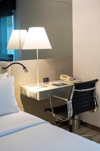 Habitación con cama extragrande del hotel Doubletree By Hilton Lisbon - Fontana Park. Foto 8