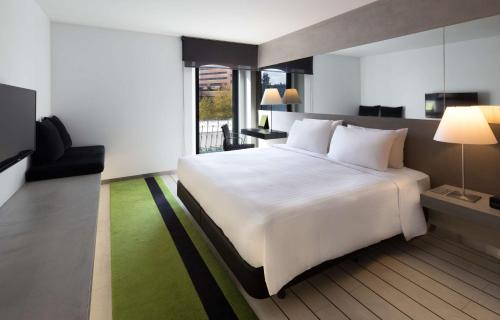 Habitación con cama extragrande y vistas a la calle del hotel Doubletree By Hilton Lisbon - Fontana Park. Foto 1