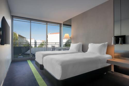 Habitación Doble - 2 camas del hotel Doubletree By Hilton Lisbon - Fontana Park. Foto 3