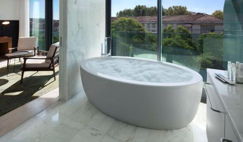 Habitación Familiar del hotel Doubletree By Hilton Lisbon - Fontana Park. Foto 3