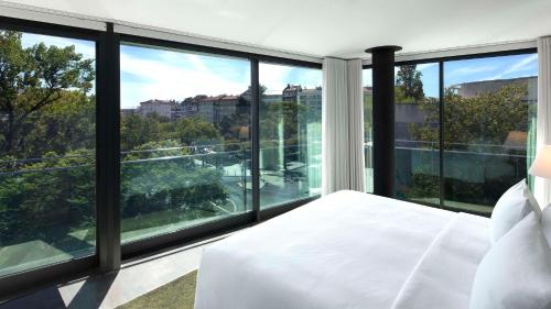 Habitación doble deluxe con cama grande y vistas al parque del hotel Doubletree By Hilton Lisbon - Fontana Park