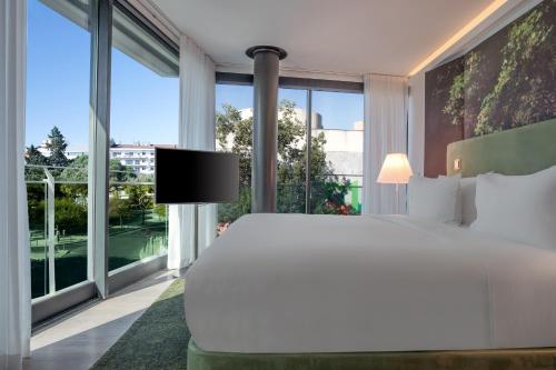 Habitación doble deluxe con cama grande y vistas al parque del hotel Doubletree By Hilton Lisbon - Fontana Park. Foto 2