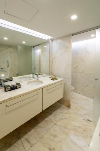 Habitación doble deluxe con cama grande y vistas al parque del hotel Doubletree By Hilton Lisbon - Fontana Park. Foto 4