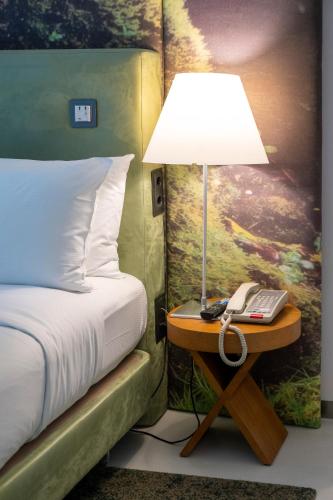 King Room with Deluxe Patio View del hotel Doubletree By Hilton Lisbon - Fontana Park. Foto 3