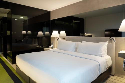King Room with Patio View and Balcony del hotel Doubletree By Hilton Lisbon - Fontana Park. Foto 2