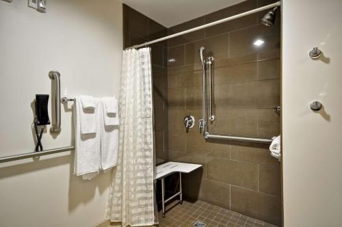 Habitación Individual King Accesible ADA Ducha del hotel Hyatt House Atlanta Cobb Galleria. Foto 5