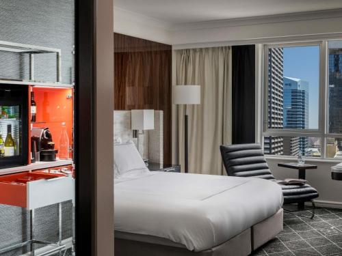 Habitación Swiss Executive King con acceso al club - Planta superior - Cama extragrande del hotel Swissotel Sydney. Foto 4