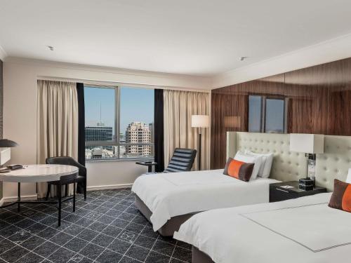 Habitación Swiss Advantage King - Planta alta - Cama extragrande del hotel Swissotel Sydney. Foto 2