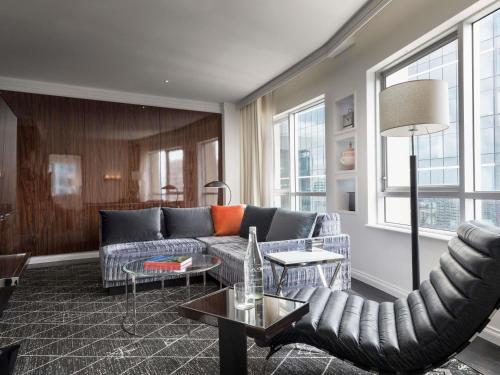 Suite con acceso a la planta Club - Planta superior del hotel Swissotel Sydney. Foto 1