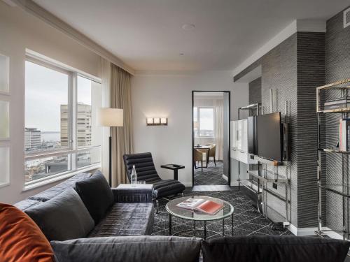 Suite con acceso a la planta Club - Planta superior del hotel Swissotel Sydney. Foto 4