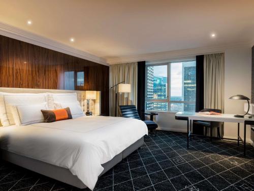 Habitación Signature Skyline con cama extragrande y acceso a la planta Club - Planta superior del hotel Swissotel Sydney. Foto 1