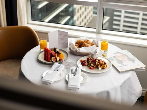 Habitación Doble Premier con cama extragrande del hotel Swissotel Sydney. Foto 5