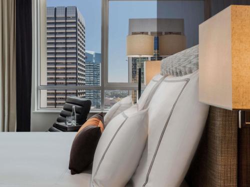 Habitación Signature Skyline con cama extragrande y acceso a la planta Club - Planta superior del hotel Swissotel Sydney. Foto 2