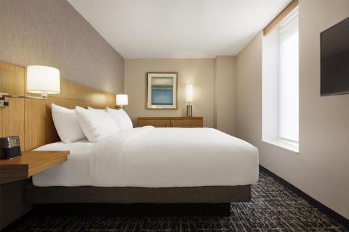 Suite Specialty de 1 dormitorio con 1 cama extragrande y sofá cama del hotel Hyatt Place New York Yonkers