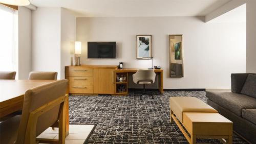 Suite Specialty de 1 dormitorio con 1 cama extragrande y sofá cama del hotel Hyatt Place New York Yonkers. Foto 3