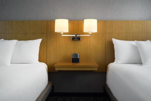 Habitación con 2 camas grandes y ducha a ras de suelo - Adaptada para personas de movilidad reducida del hotel Hyatt Place New York Yonkers