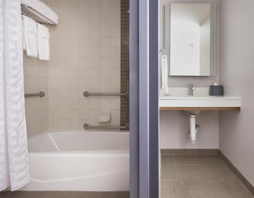 Habitación con 2 camas grandes y ducha a ras de suelo - Adaptada para personas de movilidad reducida del hotel Hyatt Place New York Yonkers. Foto 7