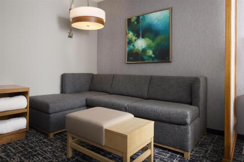 Habitación con cama extragrande y sofá cama - Planta superior del hotel Hyatt Place New York Yonkers. Foto 2