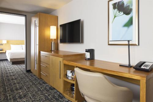 Suite de 1 dormitorio con sofá cama - Cama extragrande del hotel Hyatt Place New York Yonkers. Foto 3