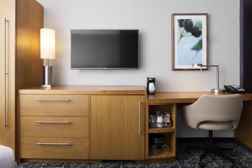 Habitación con cama extragrande, sofá cama y ducha accesible en silla de ruedas - Planta superior - Adaptada para personas con discapacidad del hotel Hyatt Place New York Yonkers. Foto 1