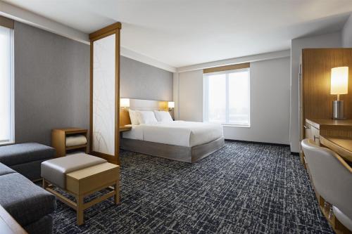 Habitación con cama extragrande, sofá cama y ducha accesible en silla de ruedas - Planta superior - Adaptada para personas con discapacidad del hotel Hyatt Place New York Yonkers. Foto 3