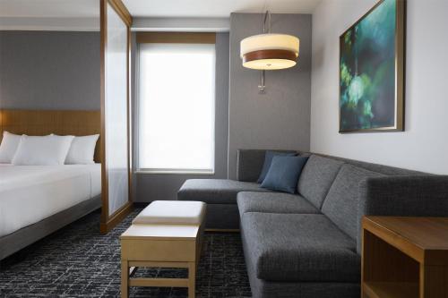 Habitación con 2 camas grandes y ducha a ras de suelo - Adaptada para personas de movilidad reducida del hotel Hyatt Place New York Yonkers. Foto 4